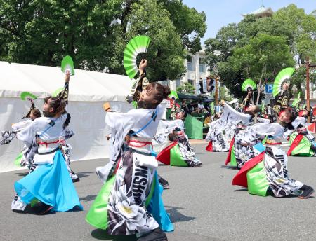 　高知市で開幕した「２０２２よさこい鳴子踊り特別演舞」＝１０日午後