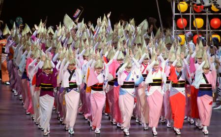 　前夜祭で披露された「阿波おどり」の演舞＝１１日午後、徳島市
