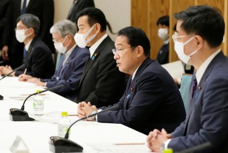 　物価高騰の動向や影響について聞き取る会合であいさつする岸田首相（右から２人目）＝１２日午前、首相官邸