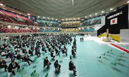 　全国戦没者追悼式に臨む参列者ら＝１５日午前、東京・日本武道館（代表撮影）