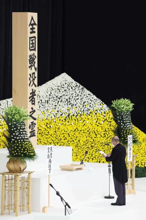 　全国戦没者追悼式で、追悼の辞を述べる遺族代表の大月健一さん＝１５日午後、東京・日本武道館（代表撮影）