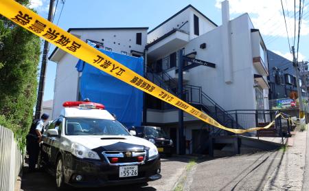 　住人の女性が軽傷を負った仙台市泉区のマンション＝１９日午後１時９分