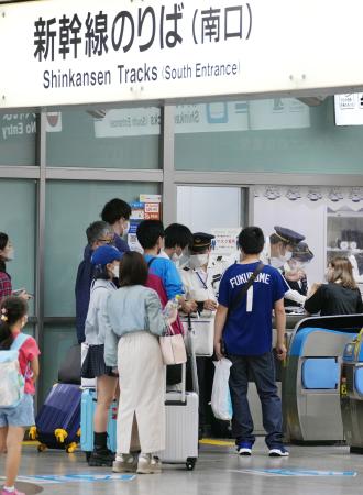 　降雨のため東海道新幹線の運転が中止となり、対応に追われる駅員ら＝２３日午後１１時４３分、ＪＲ名古屋駅