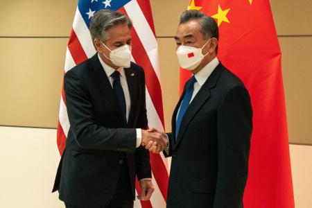 　ブリンケン米国務長官（左）と中国の王毅国務委員兼外相＝２３日、米ニューヨーク（ＡＰ＝共同）