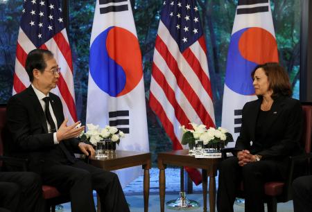 　２７日、東京都内で韓国の韓悳洙首相（左）と会談するハリス米副大統領（ロイター＝共同）