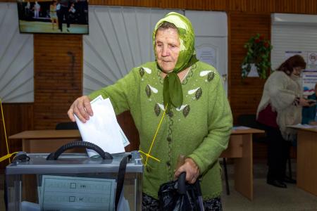 　２６日、ウクライナ東部ルガンスク州で「住民投票」の用紙を投じる女性（ＡＰ＝共同）