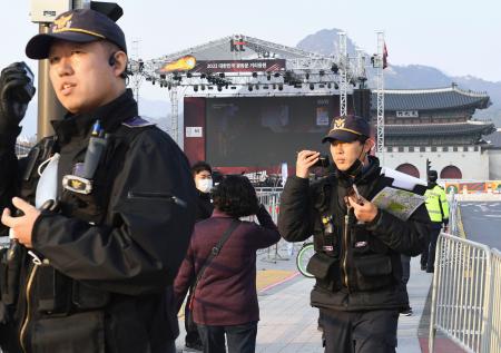 　２４日、韓国ソウル中心部の光化門広場で、サッカーＷ杯の韓国戦の街頭応援に備える警察官ら（共同）