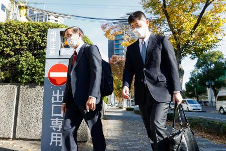 　大阪地裁に向かう原告代理人の松丸正弁護士（左）と生越照幸弁護士＝２５日午後