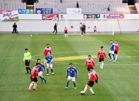 　２６日、ソウルで開かれた日本と韓国の超党派国会議員によるサッカーの親善試合（共同）