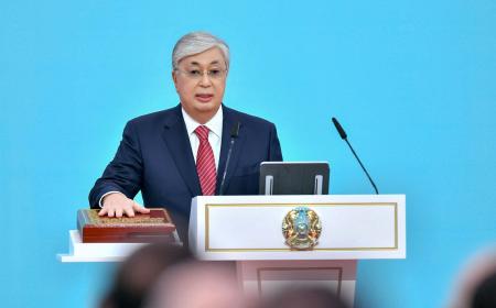 　２６日、アスタナで就任宣誓するカザフスタンのトカエフ大統領（大統領府提供、ロイター＝共同）