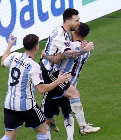 　アルゼンチン―メキシコ　後半、先制ゴールを決め喜ぶアルゼンチンのメッシ（中央）＝ルサイル（共同）