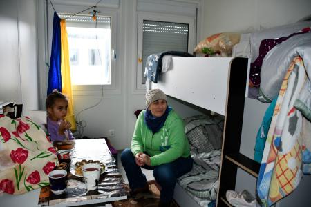 　２６日、ウクライナの首都キーウ近郊ボロディアンカの仮設住宅。停電により暖房が使えない状態が続いている（共同）