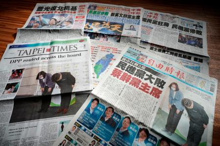 　民進党の大敗と蔡英文総統の党主席辞任を１面トップで報じる２７日付の台湾各紙（共同）