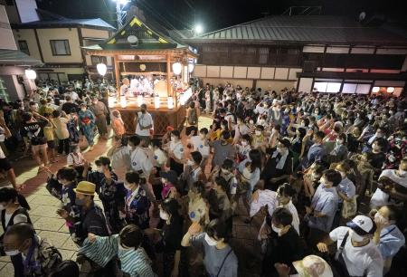 　「郡上踊」の「徹夜おどり」で踊る人たち＝８月、岐阜県郡上市