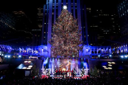 　点灯した米ニューヨーク・ロックフェラーセンターの巨大クリスマスツリー＝１１月３０日（ＡＰ＝共同）