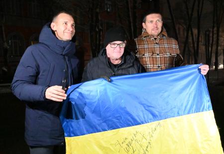 　ウクライナ大統領府近くで取材に応じる元ウクライナ代表のシェフチェンコ氏（左）ら＝１１月２８日、キーウ（共同）