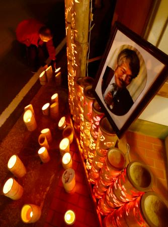　アフガン東部で殺害された中村哲医師を悼み、明かりがともされた竹灯籠＝４日夕、福岡県大牟田市