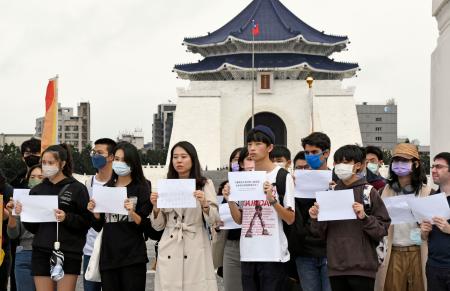 　台北市で開催された集会で、抗議の白紙を掲げる参加者ら＝４日（共同）