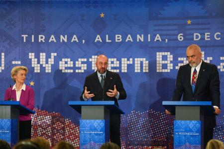 　ＥＵと西バルカン諸国の首脳会議の記者会見で話すミシェルＥＵ大統領（中央）ら＝６日、アルバニア・ティラナ（ロイター＝共同）