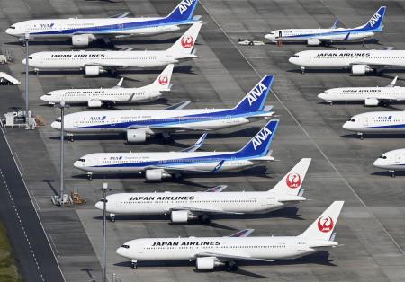 　羽田空港の駐機場に並ぶ全日空機と日航機