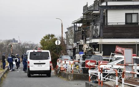 　強盗殺人事件のあった東京都狛江市の住宅付近を調べる捜査員ら＝２３日
