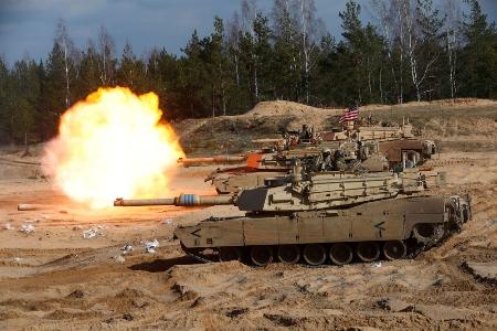 　米軍の主力戦車エーブラムス＝２０２１年３月、ラトビア・アダジ（ロイター＝共同）
