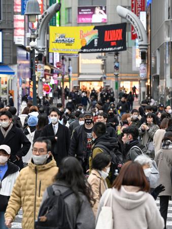 　東京・渋谷のスクランブル交差点をマスク姿で行き交う人たち＝２７日午後