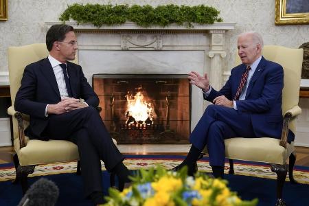 　１７日、オランダのルッテ首相（左）と会談するバイデン米大統領＝ワシントン（ＡＰ＝共同）