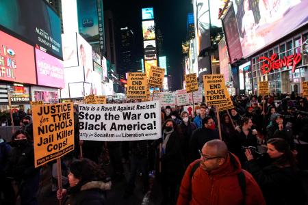 　２７日、米ニューヨークで、抗議デモに参加する人々（ロイター＝共同）