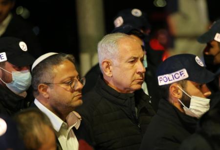 　事件現場を視察したイスラエルのネタニヤフ首相（中央）とベングビール国家治安相（左手前）ら＝２７日、エルサレム（ゲッティ＝共同）