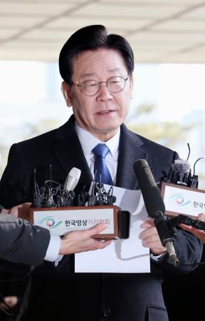 　２８日、ソウル中央地検に出頭した韓国最大野党「共に民主党」の李在明代表（聯合＝共同）