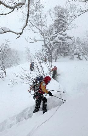 　雪崩があった長野県小谷村の山中で行われた県警の救助活動＝３０日（同県警提供）
