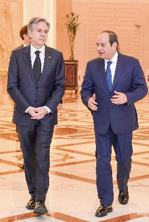 　３０日、ブリンケン米国務長官（左）とエジプトのシシ大統領＝カイロ（エジプト大統領府提供、ゲッティ＝共同）