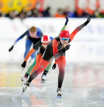 　スピード少年女子１５００メートル決勝　優勝した長野・畠山雪菜（手前）＝ＹＳアリーナ八戸