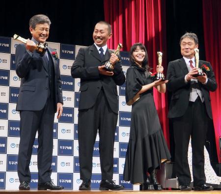 　表彰式に登壇した「ケイコ　目を澄ませて」の出演者ら。（左から）三浦友和さん、三宅唱監督、岸井ゆきのさん＝１日午後、東京都渋谷区