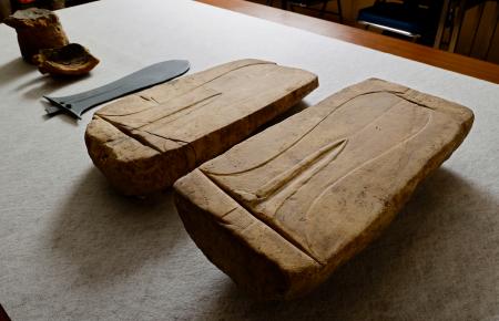 　両面がセットで発見された、弥生時代後期前半の青銅武器「広形銅戈」の鋳型＝２日午後、福岡市