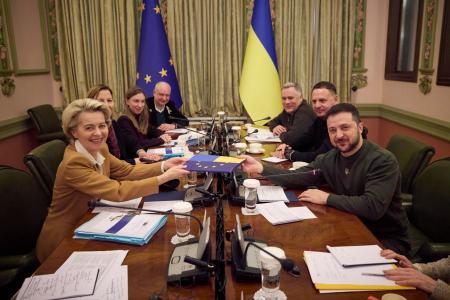 　会談に臨むＥＵのフォンデアライエン欧州委員長（手前左）とウクライナのゼレンスキー大統領（同右）＝２日、キーウ（ウクライナ大統領府提供・ＡＰ＝共同）