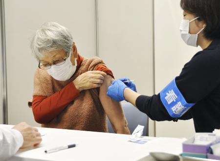 　新型コロナウイルスワクチンの接種を受ける女性＝２０２２年１月