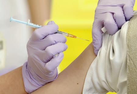 　新型コロナウイルスワクチン接種の様子＝２０２１年