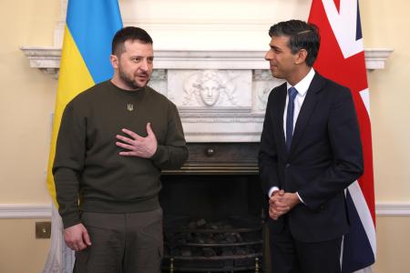 　８日、ロンドンの英首相官邸で会談に臨むウクライナのゼレンスキー大統領（左）とスナク首相（ゲッティ＝共同）