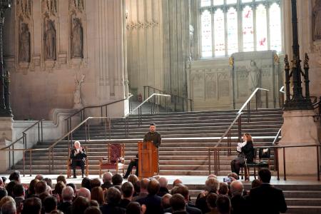 　８日、ロンドンの英議会で、議員らを前に演説するゼレンスキー大統領（ＡＰ＝共同）