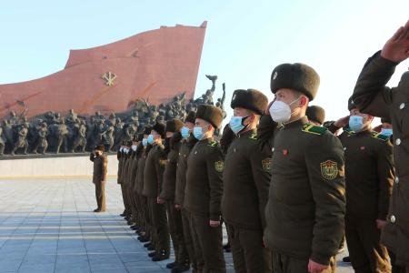 　８日、北朝鮮・平壌で、朝鮮人民軍創建７５年を記念し敬礼する軍人（ＡＰ＝共同）