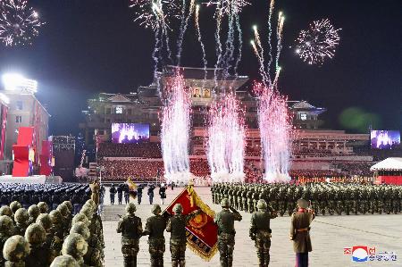 　８日、平壌の金日成広場で行われた朝鮮人民軍創建７５年を記念する軍事パレード（朝鮮通信＝共同）