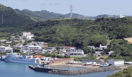 　沖縄県与那国町の集落。右奥は自衛隊のレーダー施設＝２０２２年