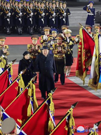 　８日、平壌の金日成広場で軍事パレードに臨む北朝鮮の金正恩朝鮮労働党総書記（手前右）と娘とみられる少女（同左）（朝鮮中央通信＝共同）