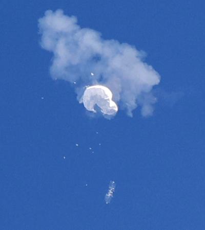 　うち落とされる中国の偵察用とみられる気球＝４日、アメリカサウスカロライナ州沖（ロイター＝共同）