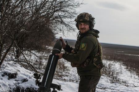 　ウクライナ東部ドネツク州ウグレダルの前線近くで砲弾を装填するウクライナ兵＝７日（ロイター＝共同）