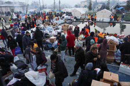 　９日、トルコ南部ハタイ県で支援物資が入った箱を見る人々（ロイター＝共同）