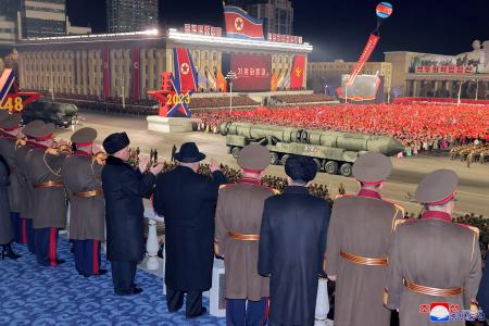 　８日、平壌の金日成広場で行われた朝鮮人民軍創建７５年を記念する軍事パレード（朝鮮中央通信＝共同）