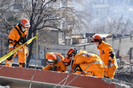 　９日、トルコ南部カフラマンマラシュの住宅倒壊現場で捜索活動する日本の国際緊急援助隊・救助チーム（共同）